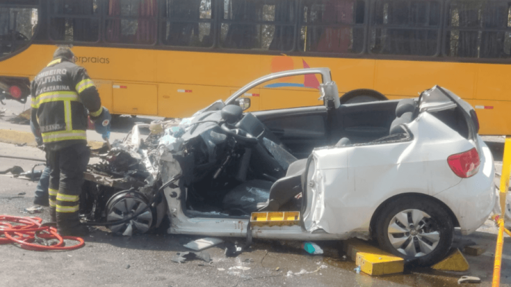 Professora fica gravemente ferida após colisão frontal entre carro e ônibus