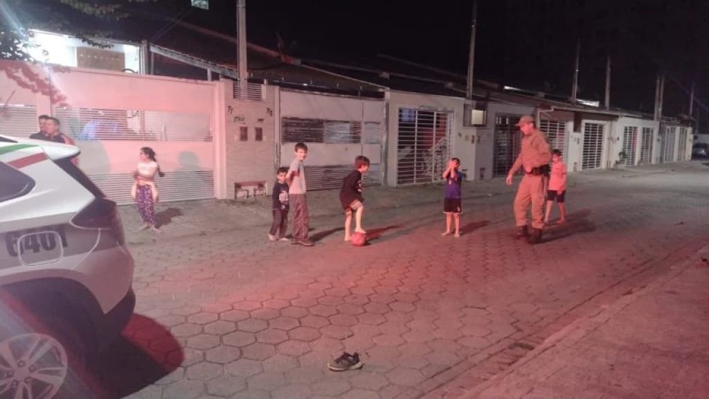 PM interrompe ronda ao ver crianças brincando na rua e atitude surpreende