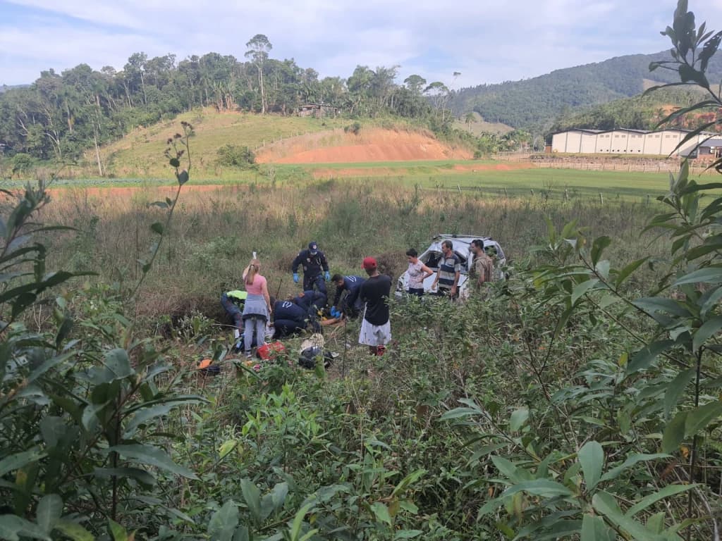 Jovem sobrevive após ser arremessado durante capotamento em SC