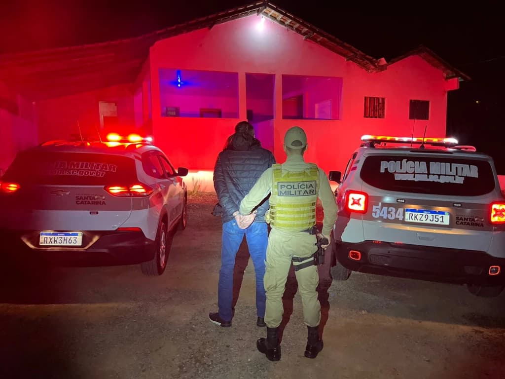 Passageiros de Uber são presos com drogas em São João Batista