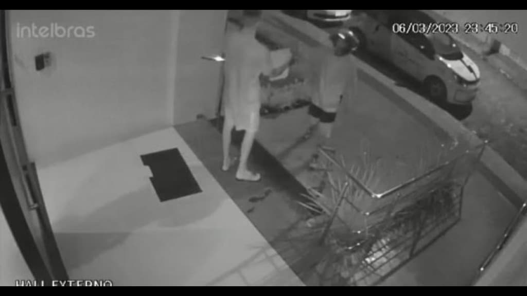 Jovem é morto com tiros a queima roupa em frente a prédio onde morava em Itajaí