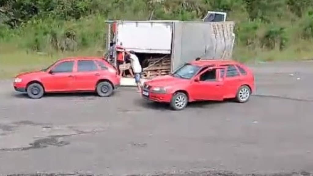 Carga é saqueada por motoristas após caminhão tombar na BR-470