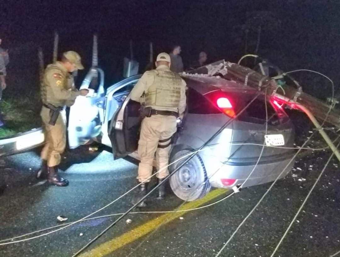 Pai embriagado abandona carro com crianças após bater em poste