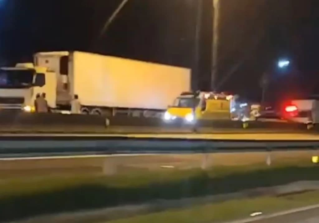 Acidente bloqueia totalmente  BR-101 em Porto Belo