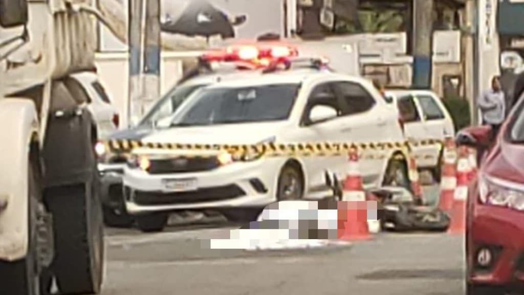 Motociclista morre após colisão com caminhão em Penha
