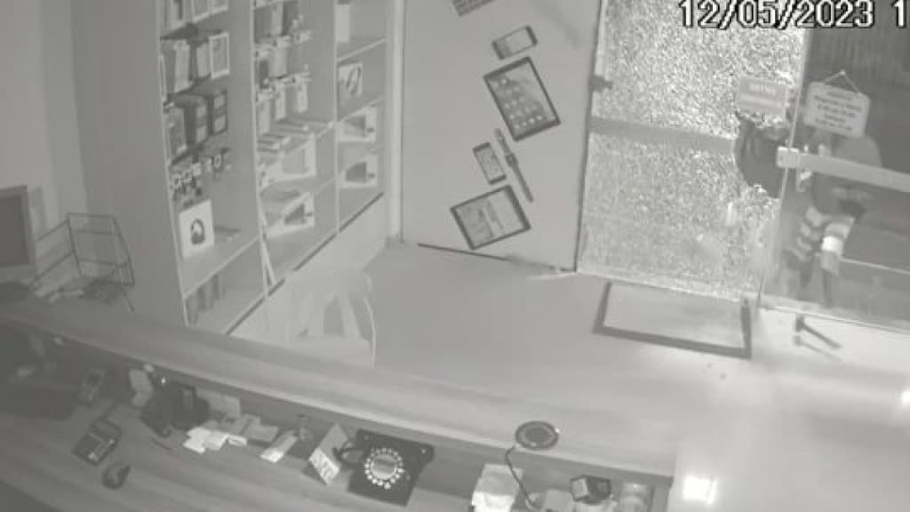 Criminosos arrombam loja de Itapema com marreta e fazem a limpa