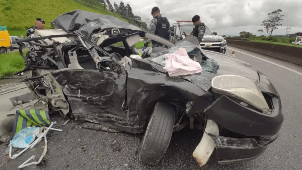 Acidente entre carro e duas carretas deixa dois mortos na BR-101