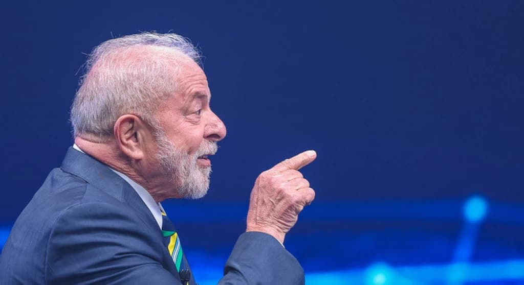 Lula realiza procedimento para retirada de lesão na laringe