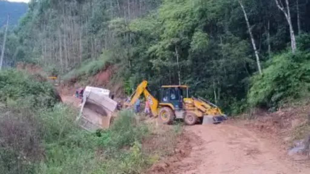 Veículo da prefeitura de São João Batista perde controle e fica pendurado em barranco