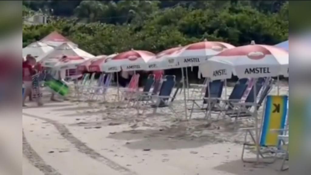 VÍDEO: Após denúncias em praia, restaurante é multado e tem cadeiras e guarda-sóis apreendidos, em SC