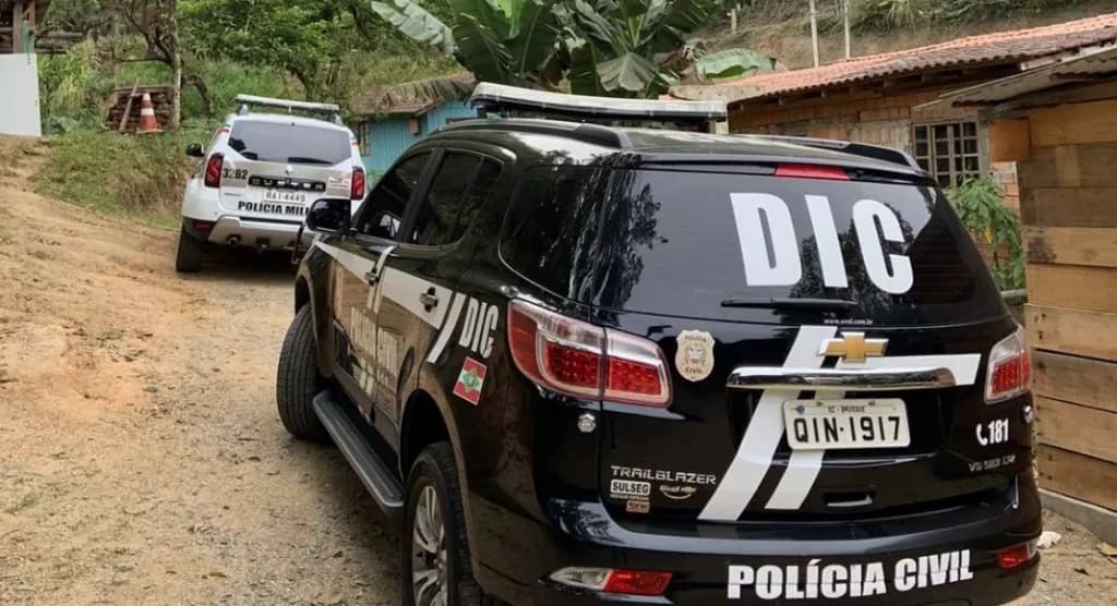 Quatro pessoas são presas em operação contra o tráfico de drogas em São João Batista e Brusque