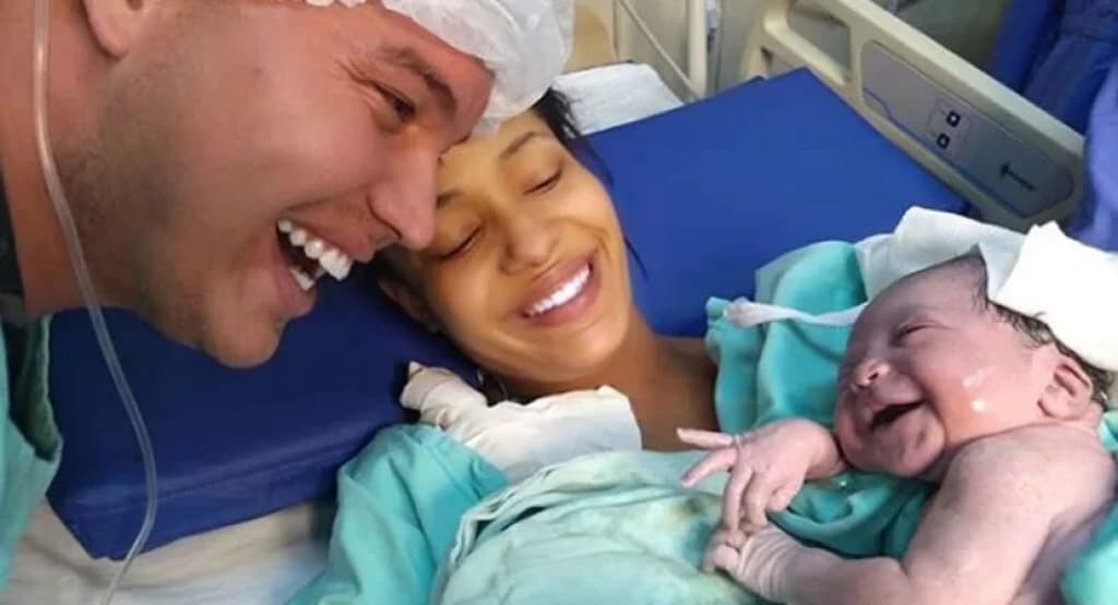 Recém-nascida reconhece a voz de seu pai e lhe dá um sorriso