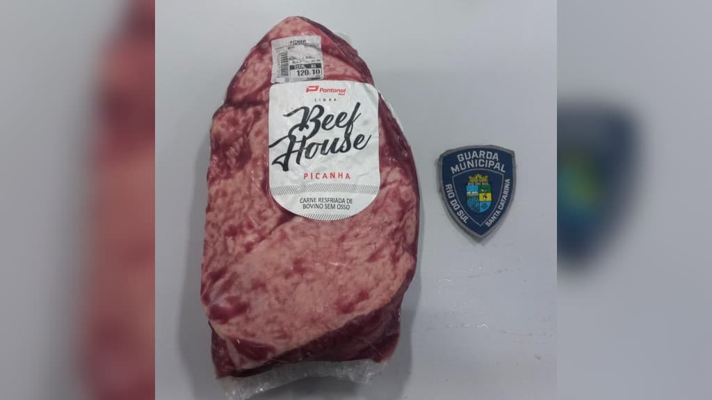 Churrasco cancelado: Após furtar bebidas, homem é preso tentando levar picanha de mercado