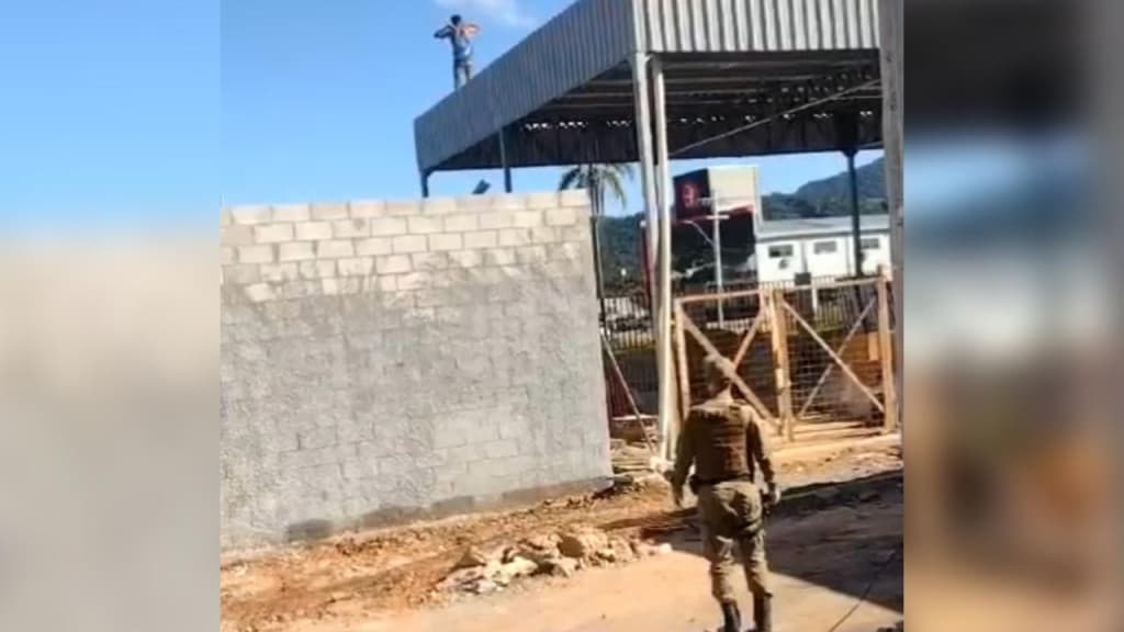 Homem em surto psicótico sobe em telhado de residências e ameaça pular de obra, em Palhoça