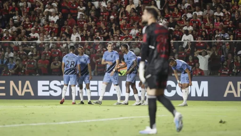 Flamengo sofre derrota para o Athletico-PR em jogo com vaias e expulsão de Gabigol