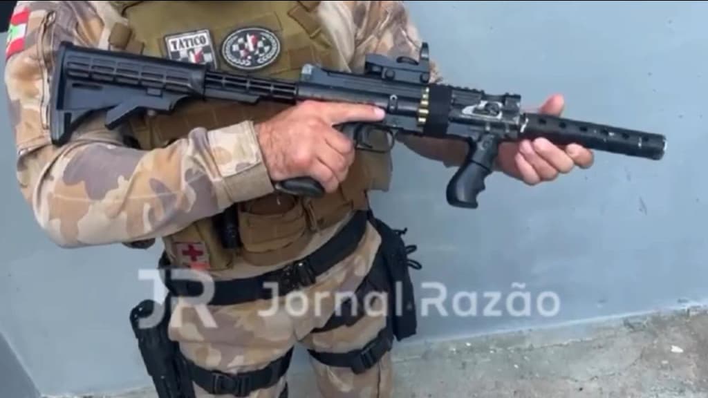 “Magaiver do crime” é preso em  SC após transformar arma de  airsoft em fuzil “de verdade”