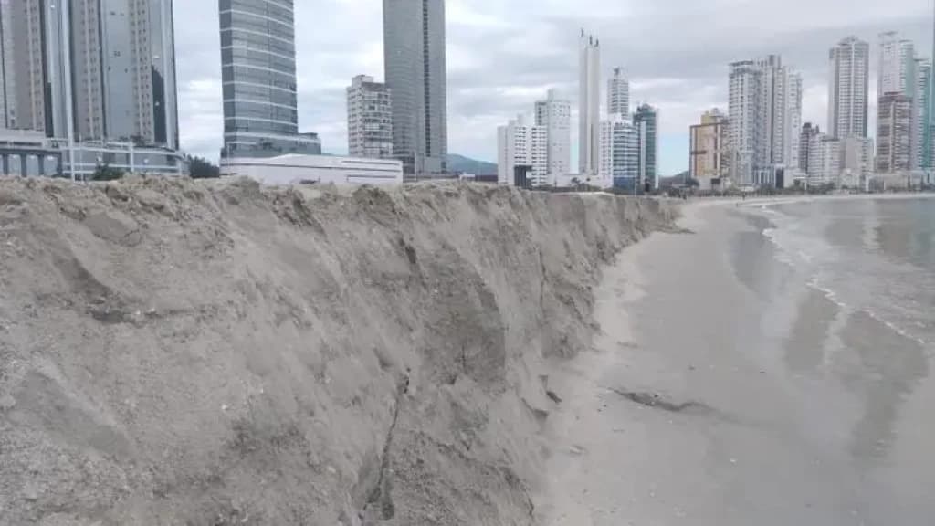 Praia de Balneário Camboriú aparece com “Degrau” gigante