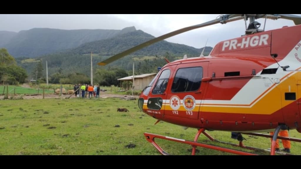 Duas pessoas são resgatadas de helicóptero após caos provocado pelas chuvas em SC