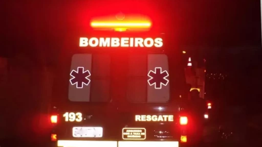 Motorista fica ferida após colidir carro contra poste em Bombinhas