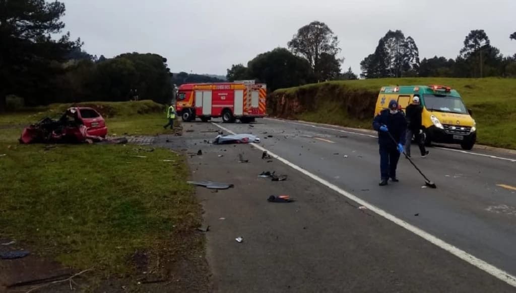 Homem morre em grave acidente entre carro e caminhão na SC-116