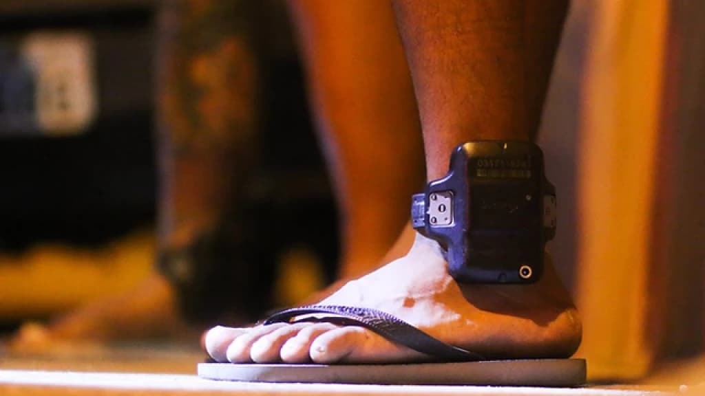 Homem não coloca para recarregar tornozeleira eletrônica e volta para a cadeia