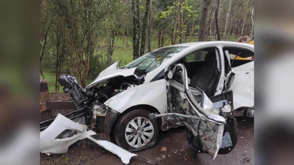 Mulher morre após colidir veículo em árvore na SC-283