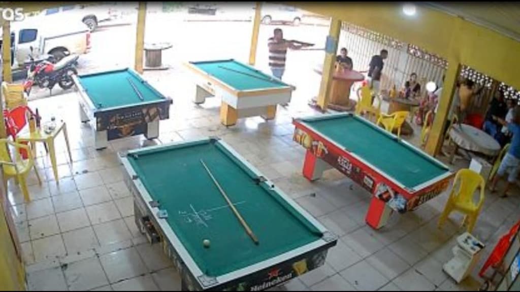 Imagens flagram momento em que dupla realiza chacina em bar e mata seis homens