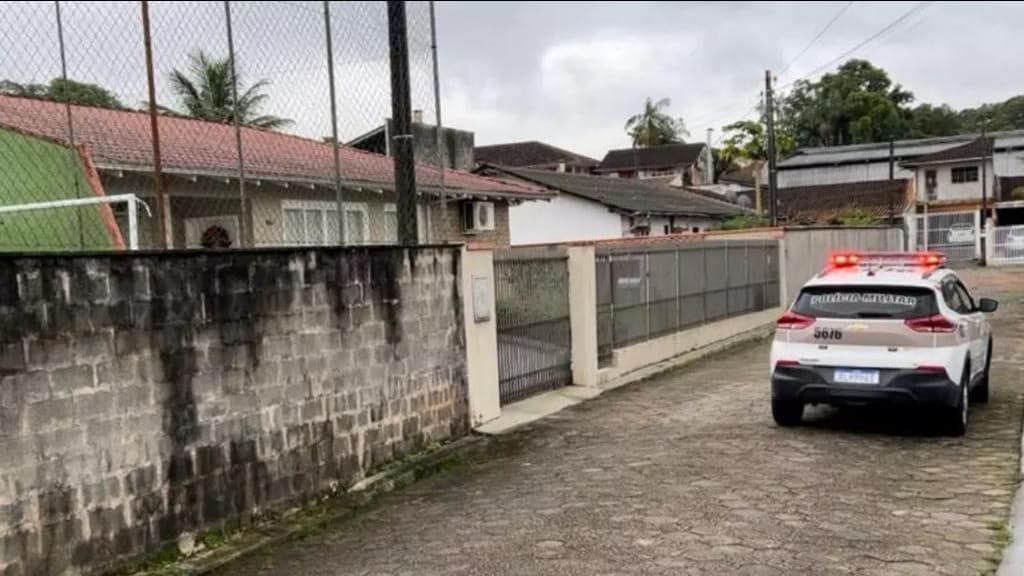 Bandido com tornozeleira eletrônica tortura idosos durante assalto