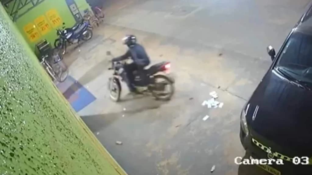 Ladrão assalta mercado, esquece mochila aberta e deixa dinheiro cair