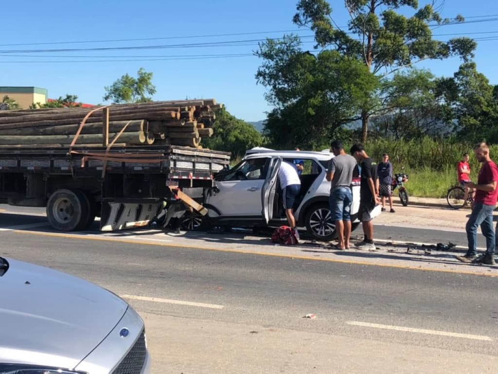 Motorista fica preso às ferragens após grave acidente em Tijucas