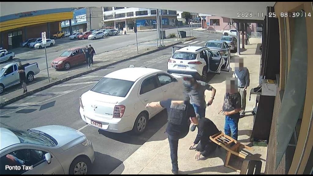 Idoso é covardemente espancado por dono e segurança de boate, em Santa Catarina