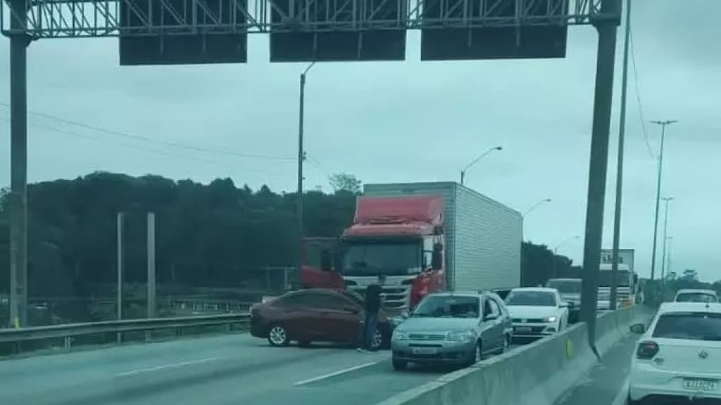 Acidente em São José deixa BR-101 lenta