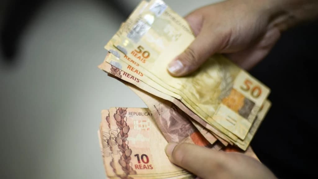 Governo de SC vai antecipar metade do 13º salário para servidores