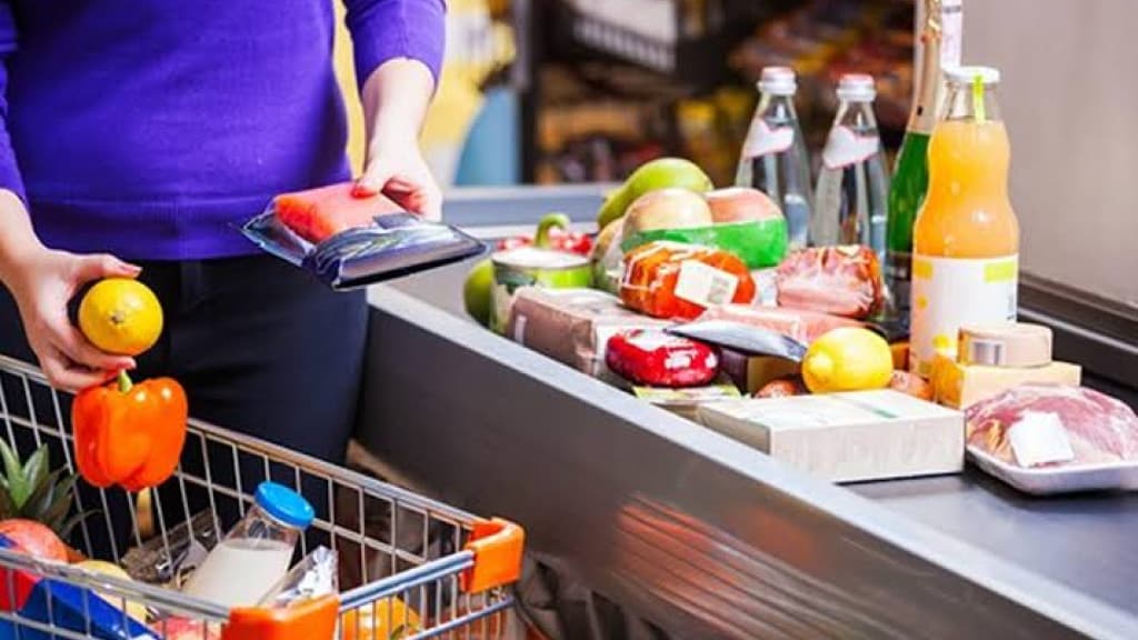 Mulher leva tapa na bunda de homem desconhecido em caixa de supermercado