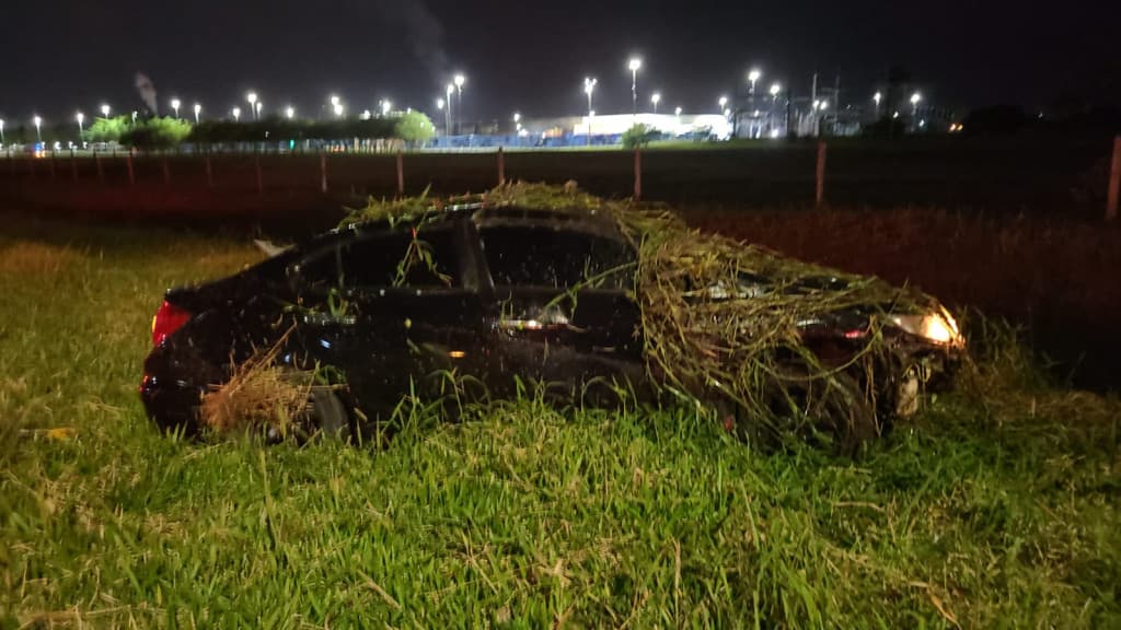Motorista embriagado tenta fugir da PM em Tijucas mas acaba capotando