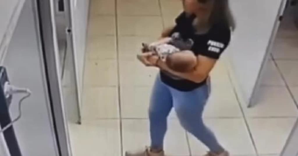 VÍDEO: Policial Civil cuida de bebê enquanto mãe faz denúncia de violência doméstica em SC