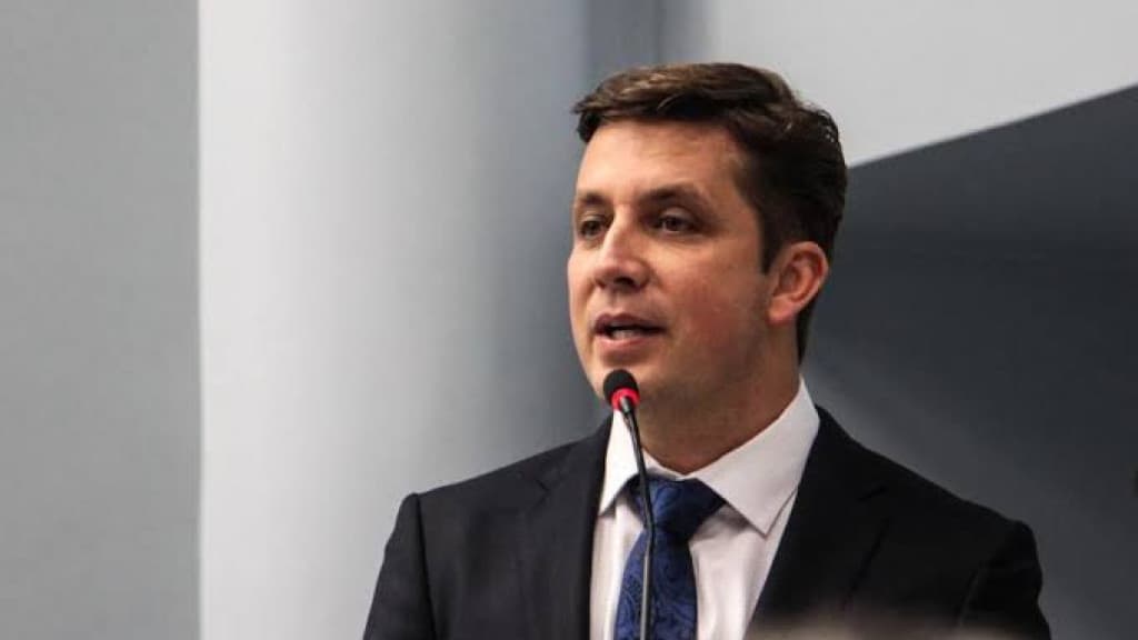 Prefeito de BC processa usuária de WhatsApp após acusações de corrupção
