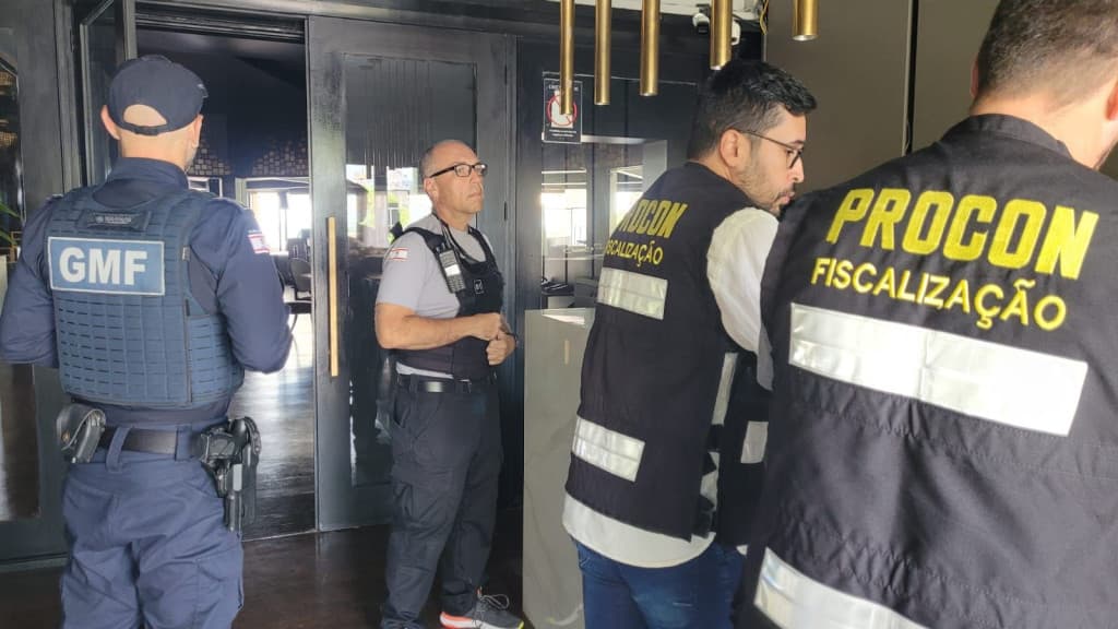 Quiosques são interditados após cobrarem até R$ 1.500 de consumação mínima, em Florianópolis