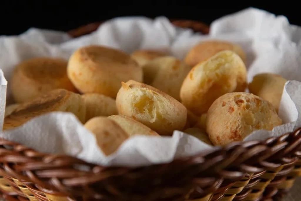 Cliente encontra larva em pão de queijo e mercado é condenado a pagar indenização