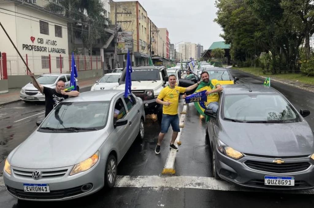 Carreata em apoio a Bolsonaro reúne milhares de pessoas em Criciúma