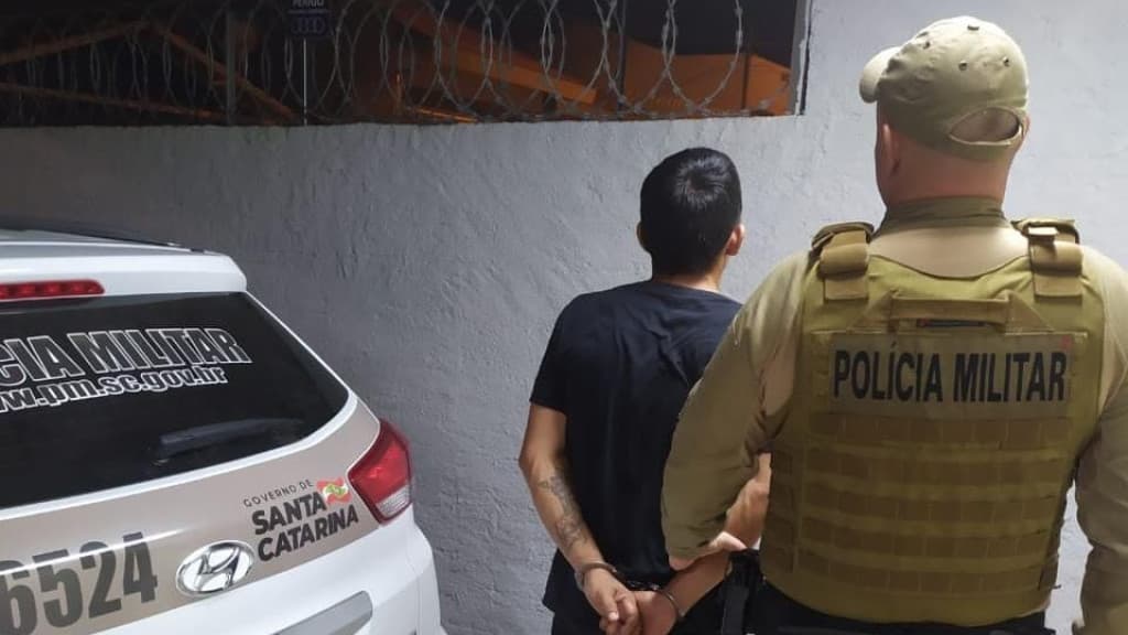 Homem ameaça esposa e cunhado com faca após passar tarde bebendo em Nova Trento