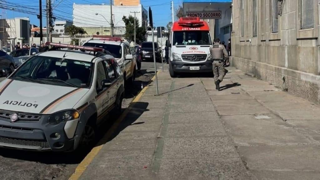 Menino de 4 anos morre com tiro na cabeça após mexer na arma do pai