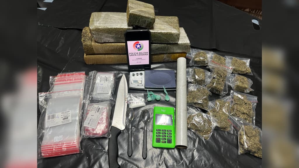 Operação da PM flagra ponto de venda de drogas em Camboriú