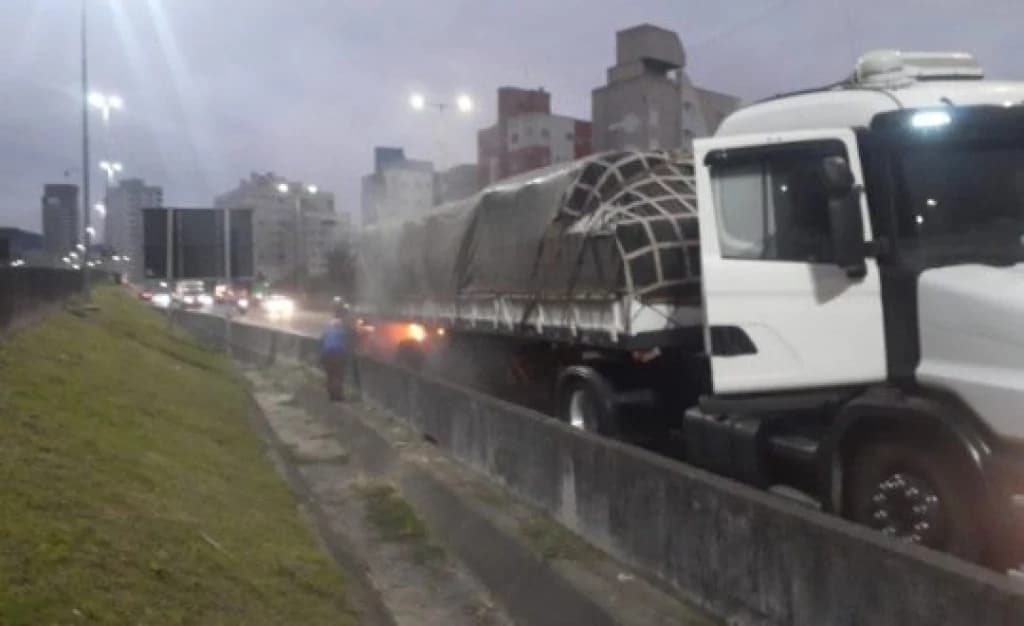 Carreta pega fogo na BR-101 em Itapema