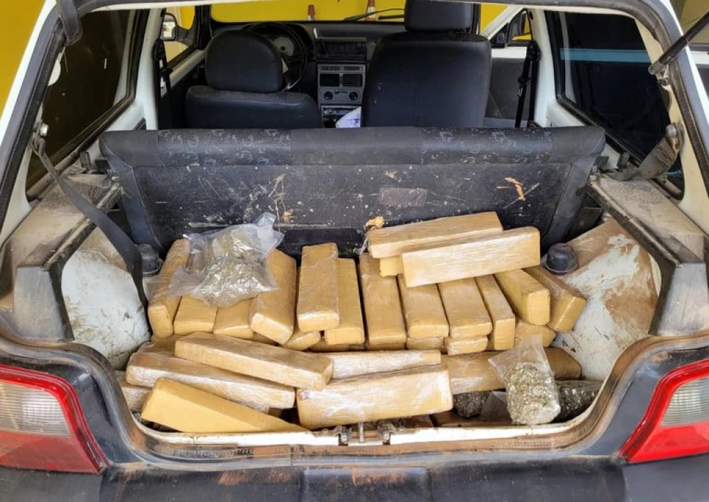 Traficante é preso com grande carga de maconha e skunk na BR-101