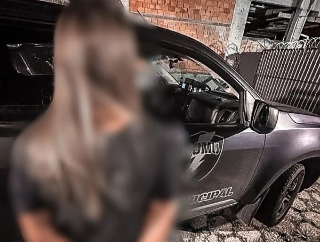 Mulher se revolta durante briga no trânsito, saca arma e acaba detida