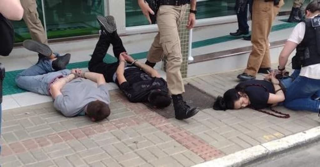 Assalto a banco em SC termina com segurança baleado e bandidos presos