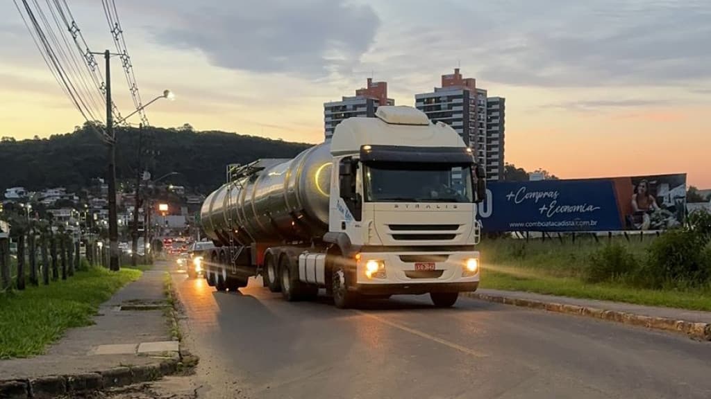 CASAN envia mais 80 mil litros de água e uma equipe técnica para o Rio Grande do Sul