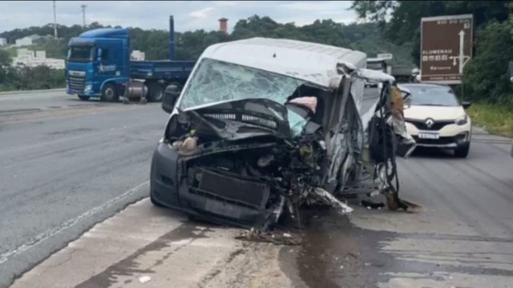 Acidente entre van e caminhão deixa ferido grave na BR-470