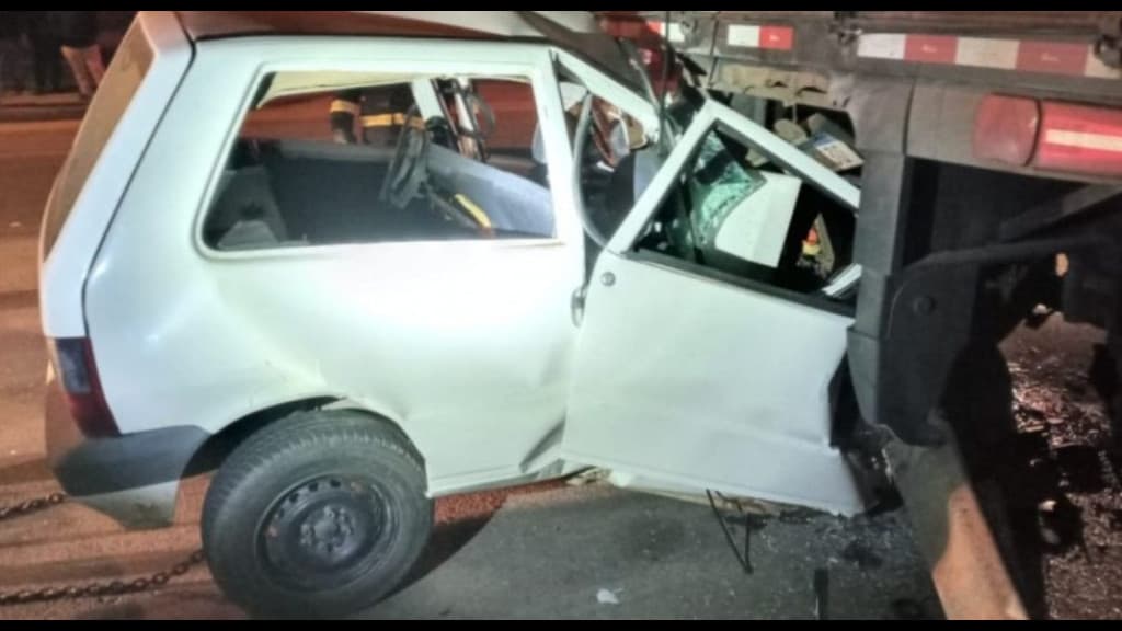 Jovem morre após colidir veículo em traseira de caminhão estacionado